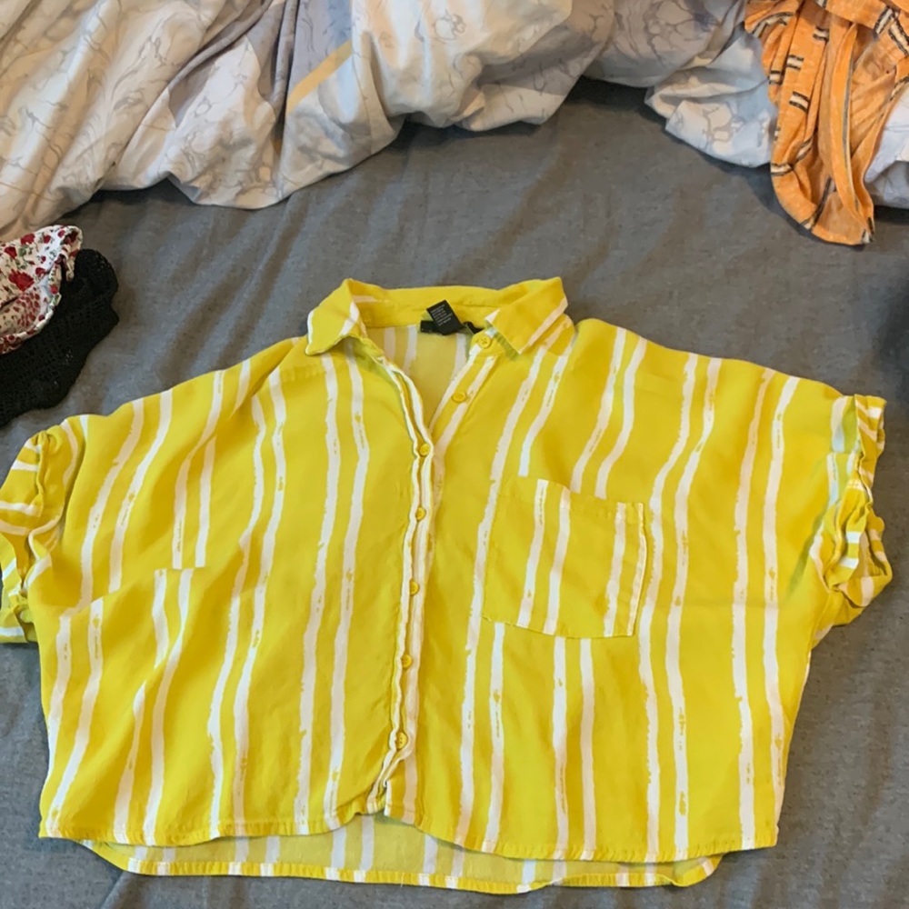 🌸5/$15🌸 Forever 21 cropped yellow button up